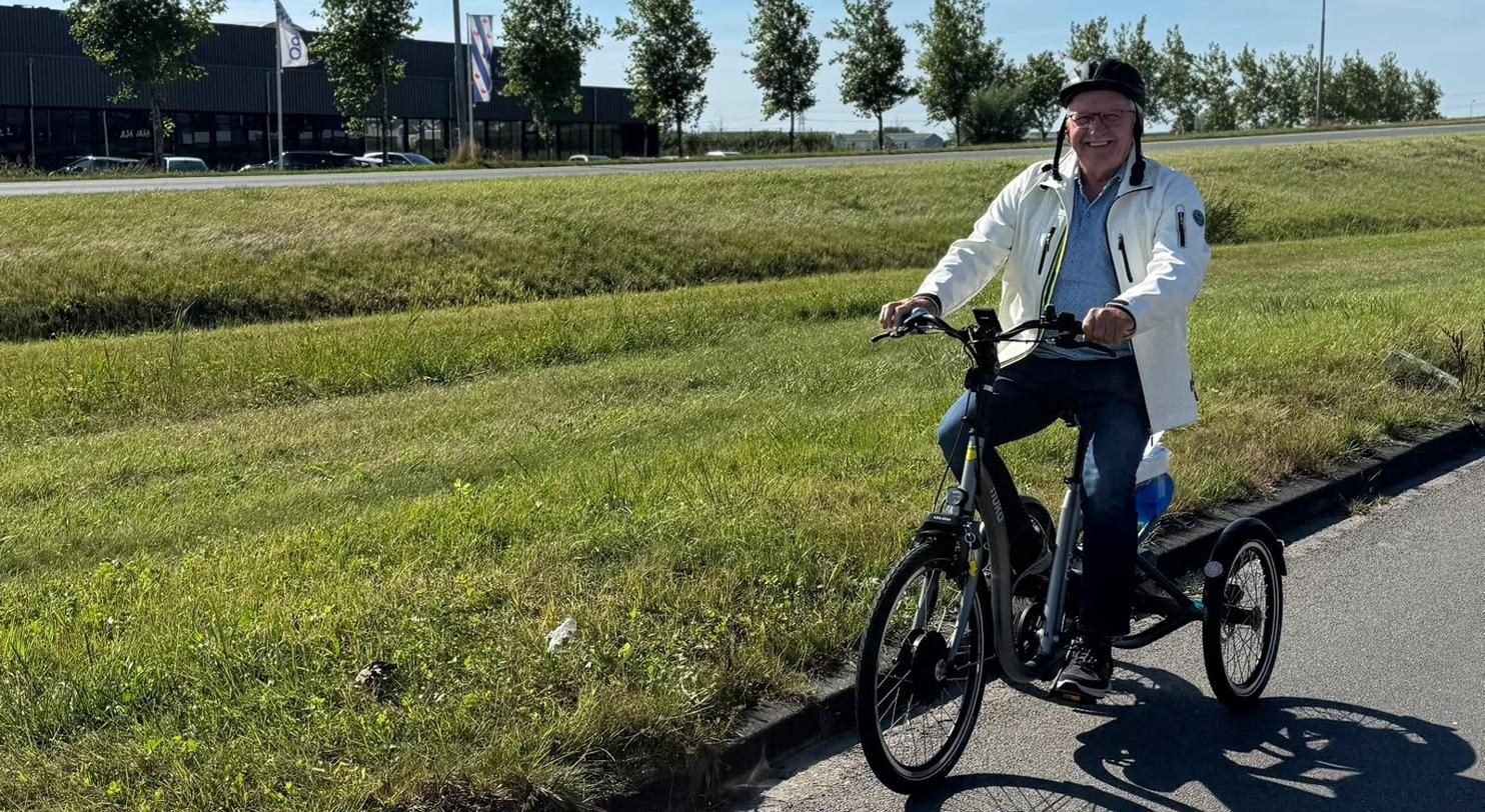 Proefrit op een driewieler op de afgezette straat