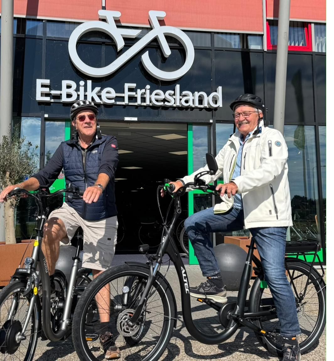 Twee mannen met een driewieler en een lage instapfiets voor E-Bike Friesland