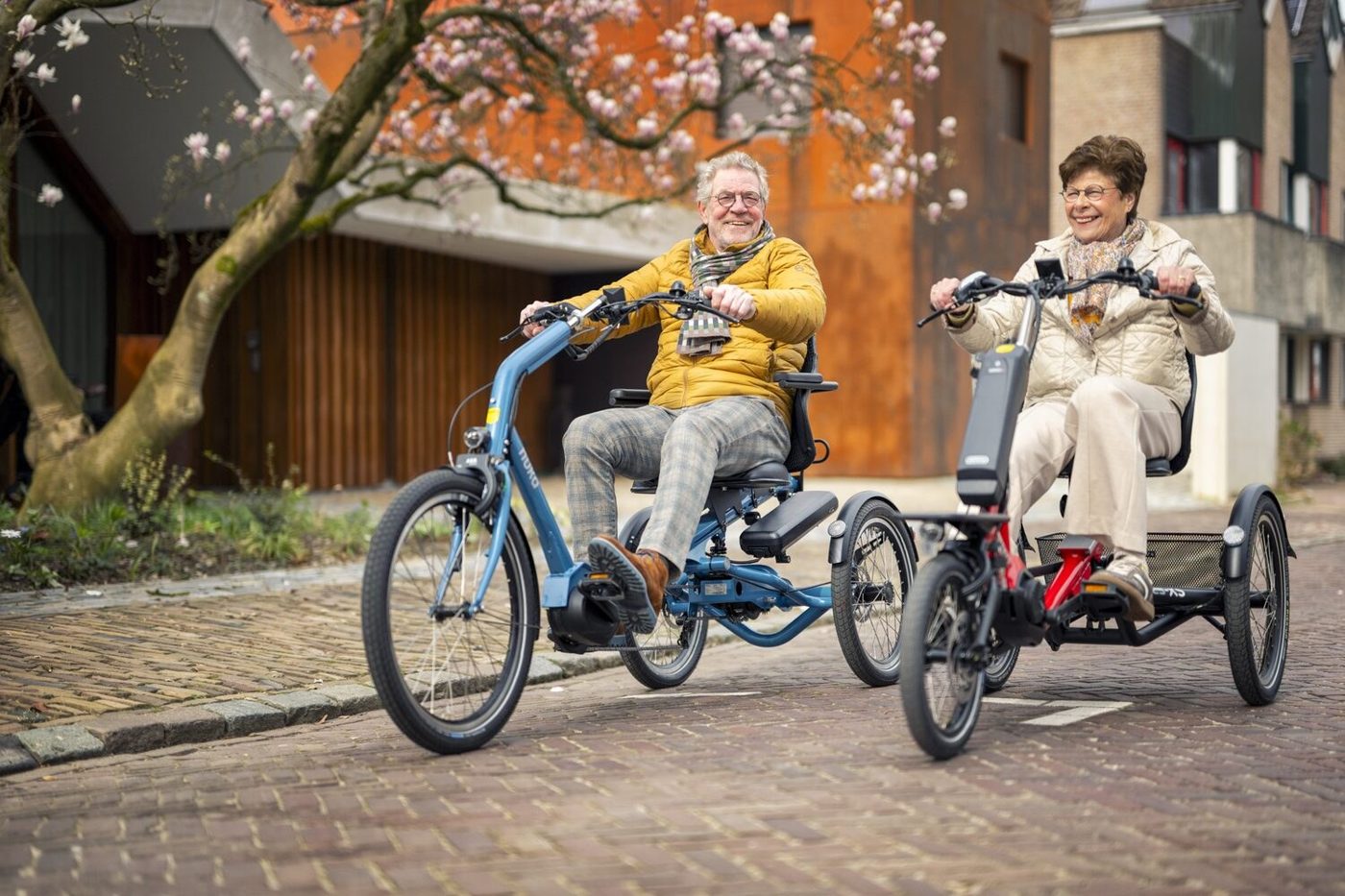 Twee mensen op driewielers